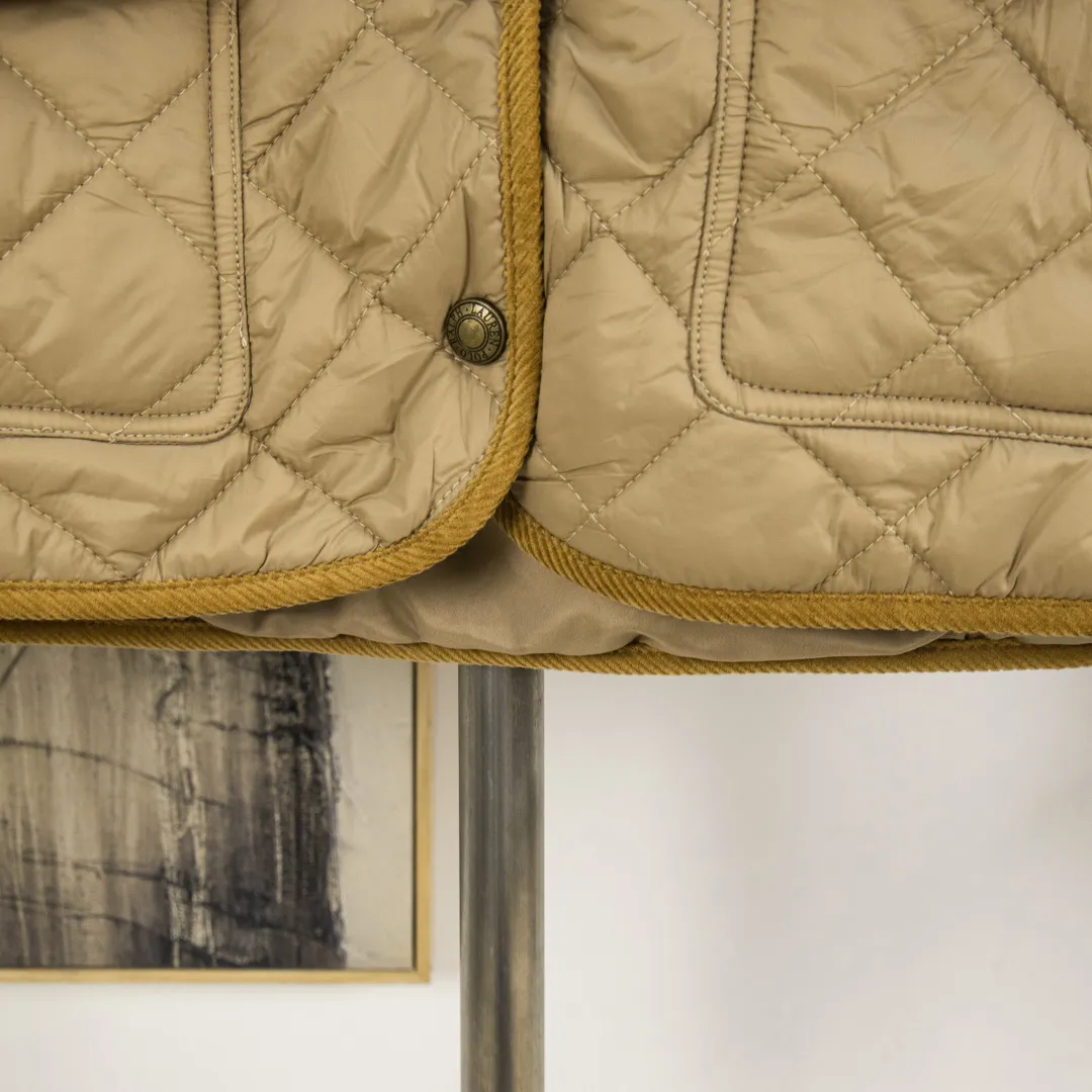 P390 zp version [Exclusive supply] Ralph Lauren/Ralph Lauren 2025aw autumn and winter popular items diamond-shaped quilted embroidered corduroy strips imitation feather jacket jacket Correct three-pocket version Slight waist design Free matching neckline ✅ Facial filling imitation feather cotton Three-in-one diamond-shaped quilted embroidery Soft and comfortable ✅ Customized double-circle brand hardware buckle back waist freely adjustable elastic design ✅ RL three-color diamond plaid cotton jacket 100% restoration Corduroy strips running through the whole body, no knots and overlaps, artificial curling, fine workmanship, highly recommended, a rare cotton jacket that does not look bloated, can be worn as an inner layer in the north, can be worn with multiple necklines, elastic waistline on the back, freely adjustable waistline, matte memory technology on the face, giving a cotton feel, not to be missed, highly recommended, color: black, white, gray green, khaki, navy blue, size: S M L XL, number: WW10950